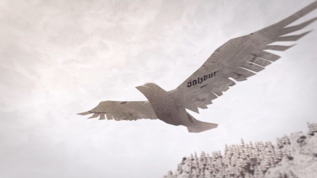 3D Papier-Vogel aus Zeitungsausschnitten fliegt über eine stilisierte Landschaft