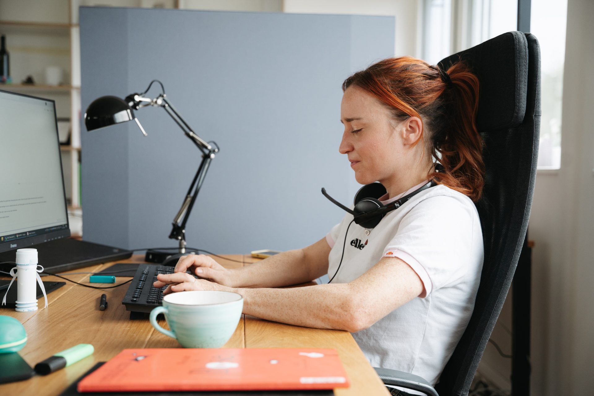 Die Tonalität deiner Marke - der Feinschliff des Branding. Wuger Mitarbeiterin aus dem Copywriting-Team tippt auf Tastatur