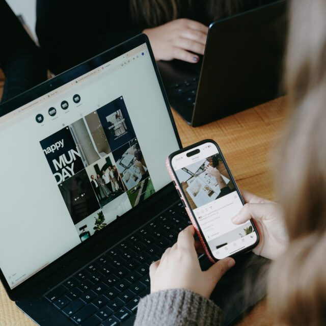 Wuger Team arbeitet am Laptop und Smartphone an Digitalkonzept für soziale Medien Inhalte