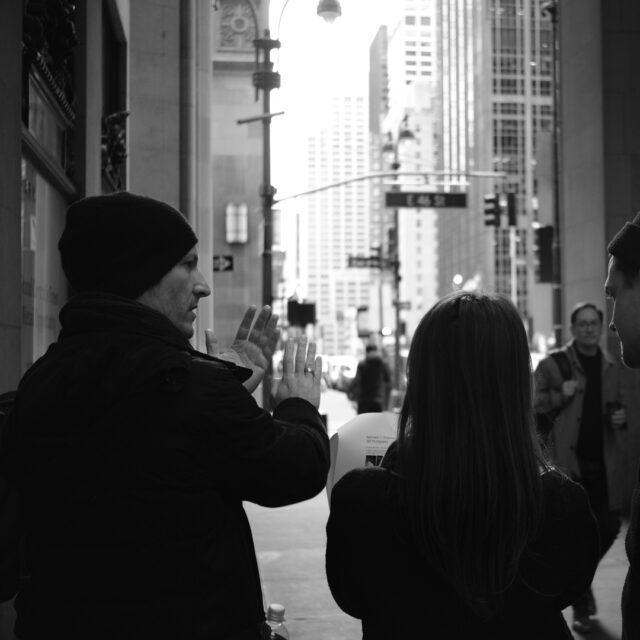 Wuger Team bei Besprechung auf der Straße als Vorbereitung auf Storyboard für Drehbuch Konzept