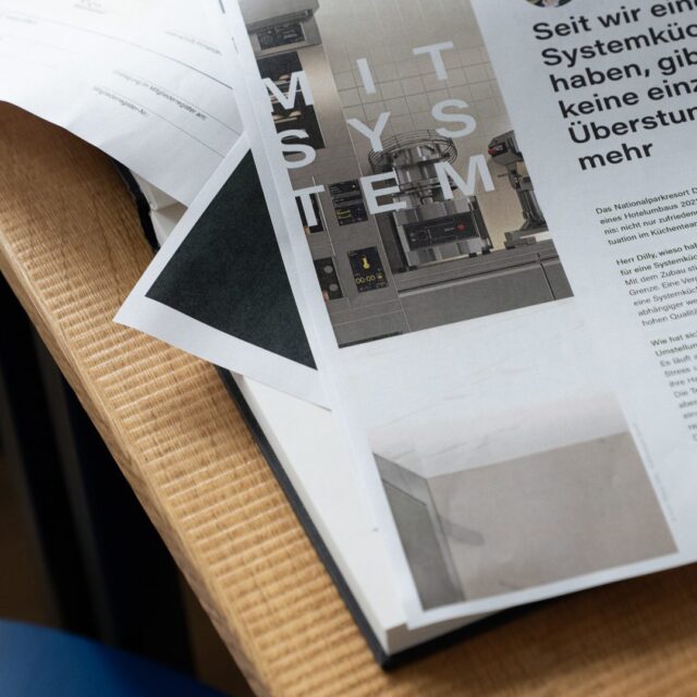 Wuger entwickelt präzise Layouts die Inhalte strukturieren und Marken durch klares Design sichtbar machen. Layoutentwurf mit gedruckten Seiten und Typografie als Teil des Grafikdesign Prozesses bei Wuger