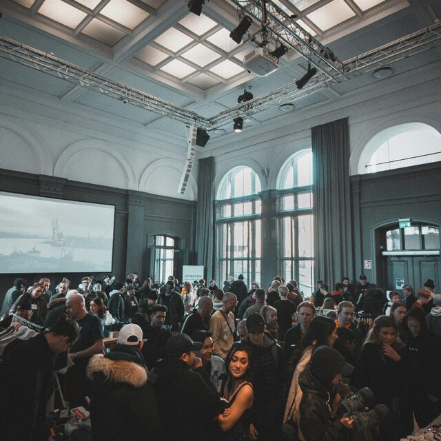 Wuger zeigt, wie Kommunikationsdesign Räume prägt und Marken für Menschen unmittelbar erlebbar wird. Wuger inszeniert Kommunikationsdesign bei großen Veranstaltung mit vielen Gästen und visueller Präsenz