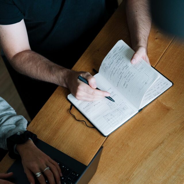 Wuger verdichtet strategische Grundlagen zu klaren Konzepten, die kreative Ideen in Form bringen. Wuger Team entwickelt für ein Kreativkonzept Skizzen und Notizen und präzisiert erste Ideen