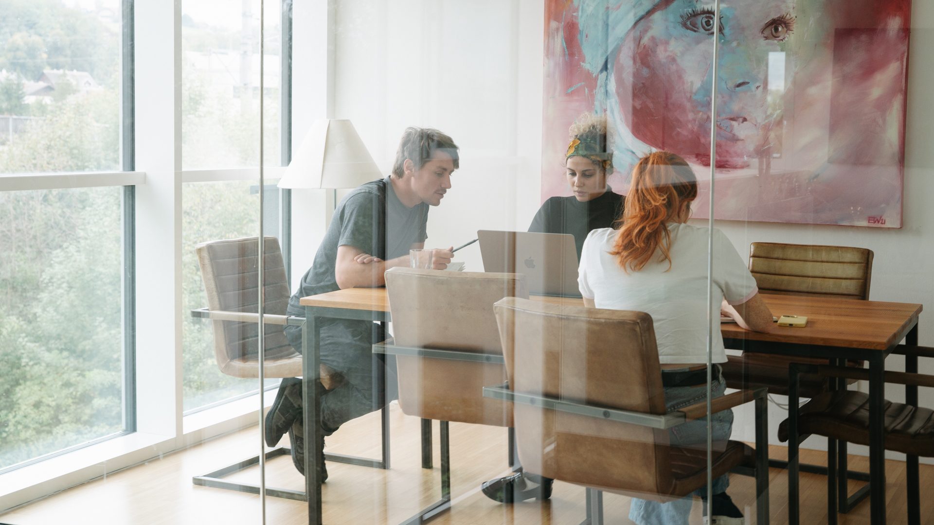 Jede Strategie beginnt im Team. Team von Wuger sitzt an Tisch und bespricht Branding und Markenstrategie eines Kunden