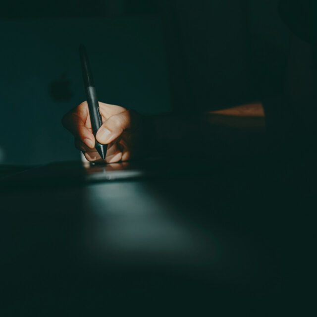 Wuger verleiht Motiven durch präzise Retusche und Bildbearbeitung den Feinschliff für konsistente Markenwelten. Hand retuschiert digitales Bild mit Stift auf Tablet im Grafikdesign Prozess von Wuger