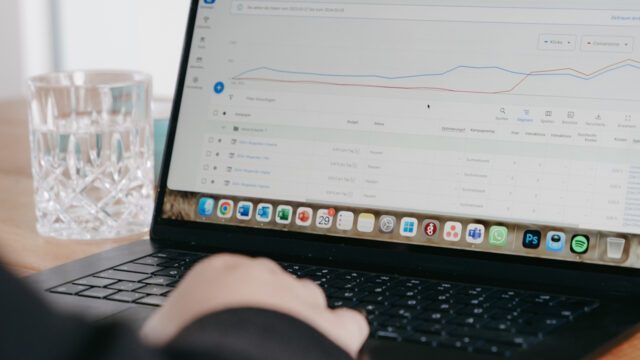 Einblicke in laufende Kampagnenleistung Wuger Mitarbeiter tippt auf Laptop mit Analyse-Dashboard zu Kampagnendaten im Performance Marketing