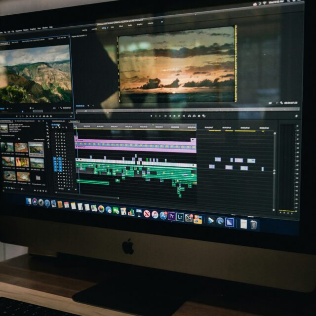 Wuger Postproduktion zeigt Filmschnitt mit geöffneter Schnittsoftware und mehrspuriger Timeline am Monitor