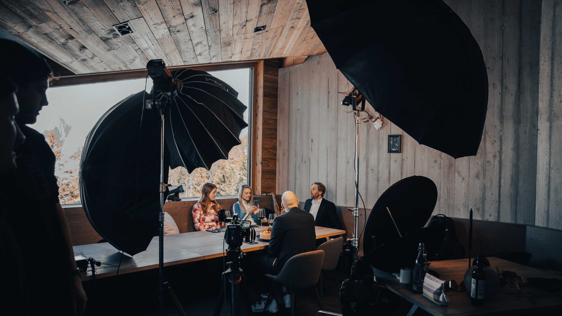 Professionelles Fotoshooting mit Setdesign und Lichttechnik in einem Raum mit vier Personen am Tisch