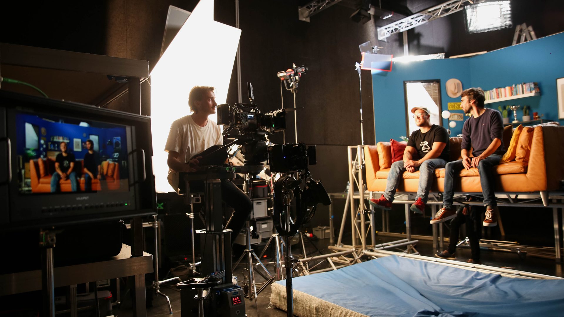 Wuger Filmcrew bei Studio-Shooting mit Kamera auf Set-Bühne