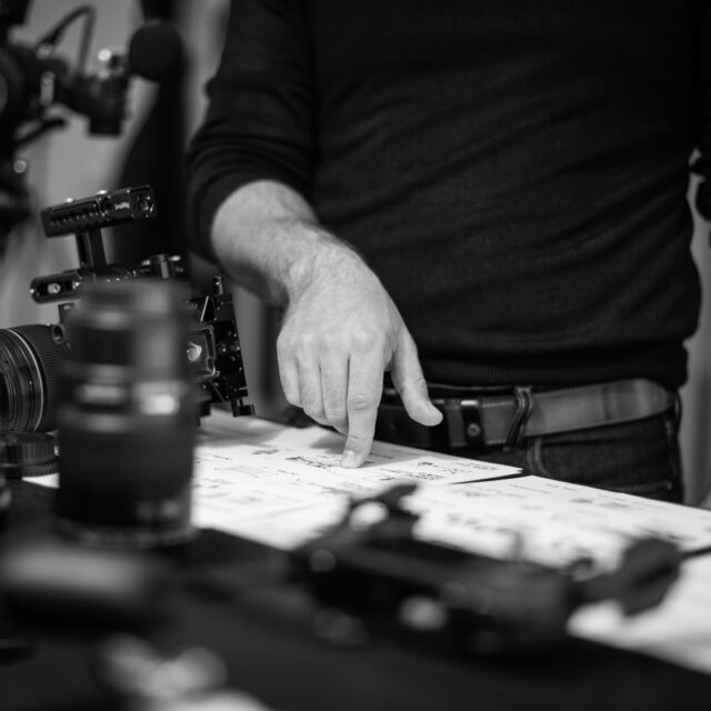 Teammitglied zeigt auf Storyboard und bereitet Drehbuch Konzept für Produktion vor