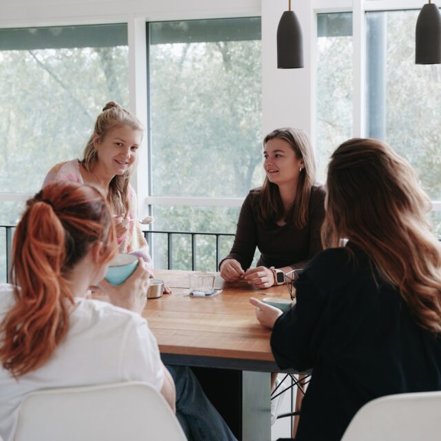 Mitarbeiterinnen der Full Service Werbeagentur Wuger bei einer Kaffeepause im Agentur Büro in Salzburg mit offener, kreativer Atmosphäre