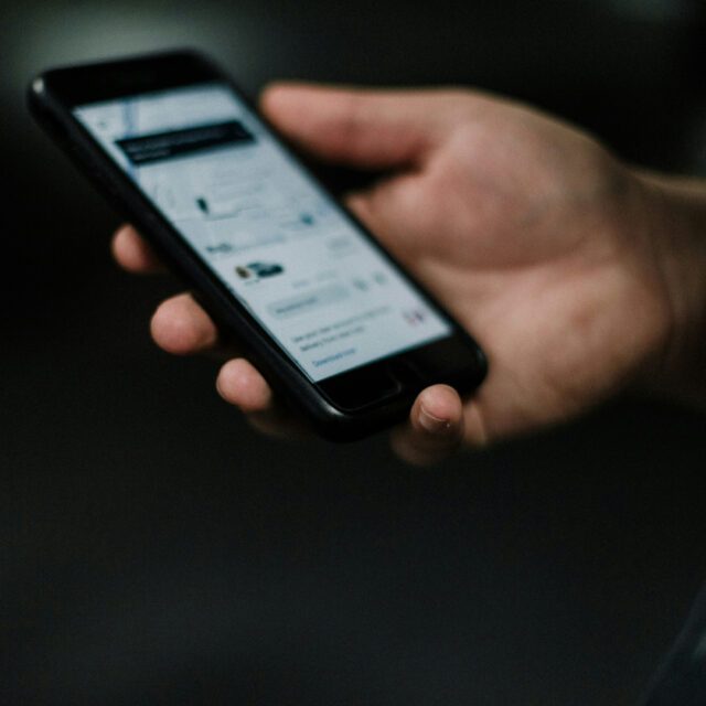 Wuger schreibt SEO und GEO optimierte Texte die digitale Erlebnisse klar führen und Marken sichtbar machen. Hand hält Smartphone mit digitalem Interface als Beispiel für SEO und GEO Writing bei Wuger