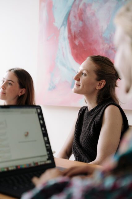Bild von Mitarbeiterinnen in einem Meeting, das zeigt, wie bei Wuger Projekte im Team bearbeitet werden