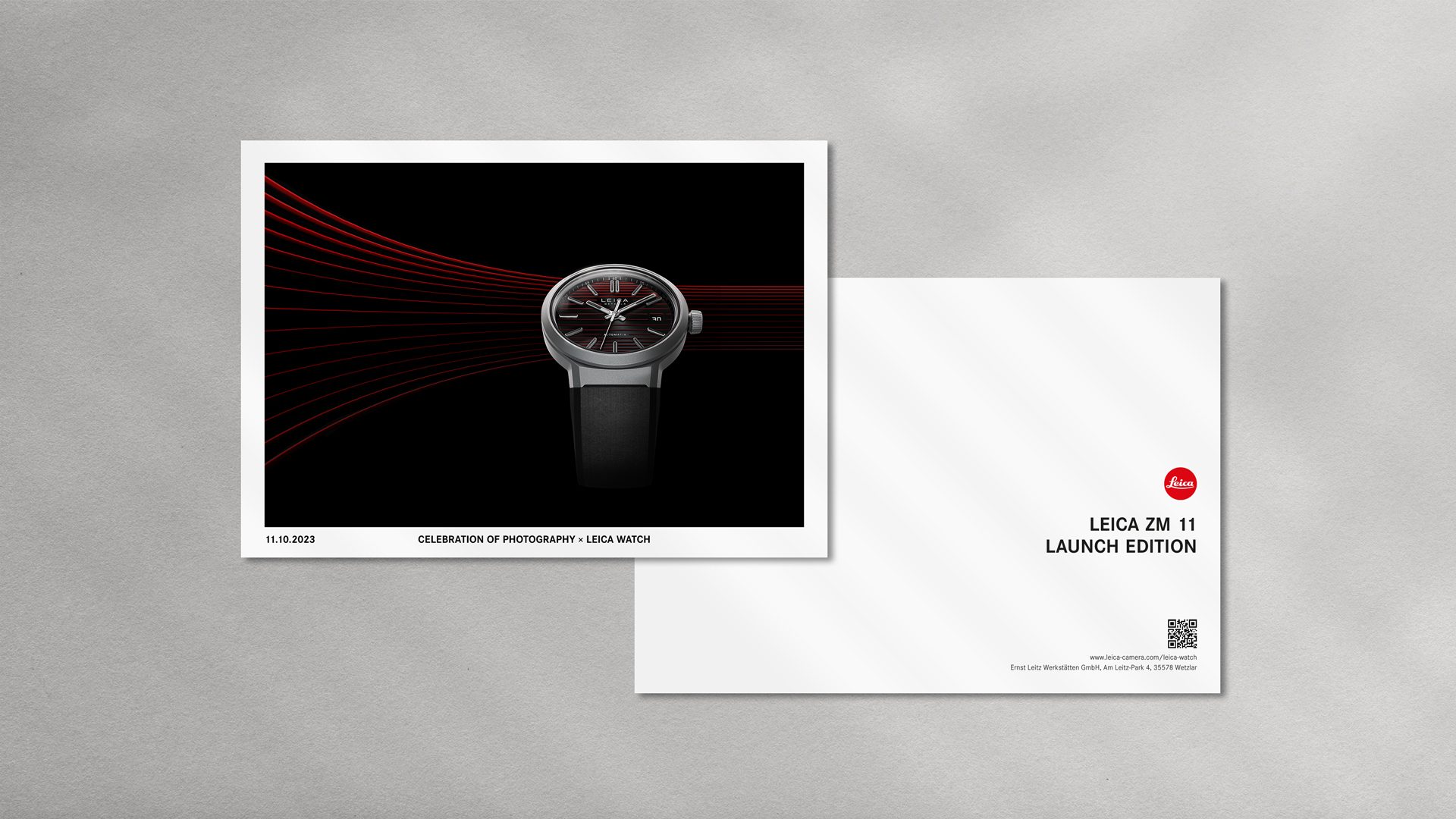 Postkarte mit dunkler Produktinszenierung der Leica ZM 11 und klarer Rückseite, gestaltet von Wuger im eleganten B2B-Look