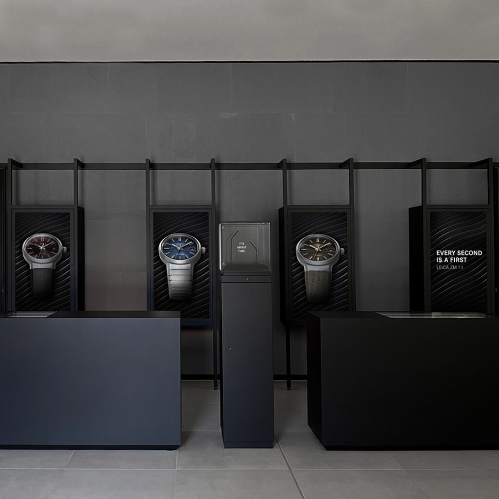 Uhren Installation in schwarzer Ausstellungsgestaltung von Wuger für ein markenorientiertes Eventdesign