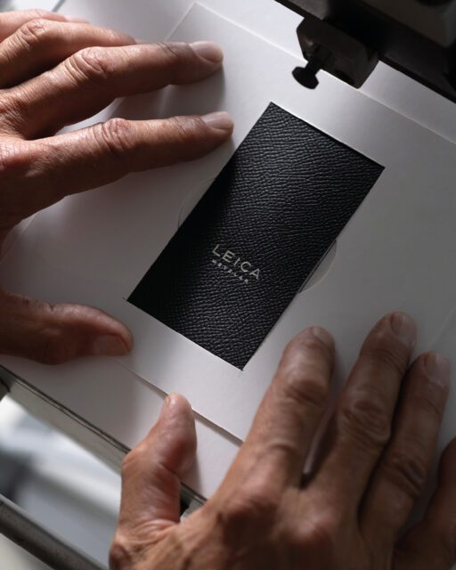 Wuger dokumentiert präzise Lederprägung mit Leica Logo bei der Entwicklung der Small Leather Goods