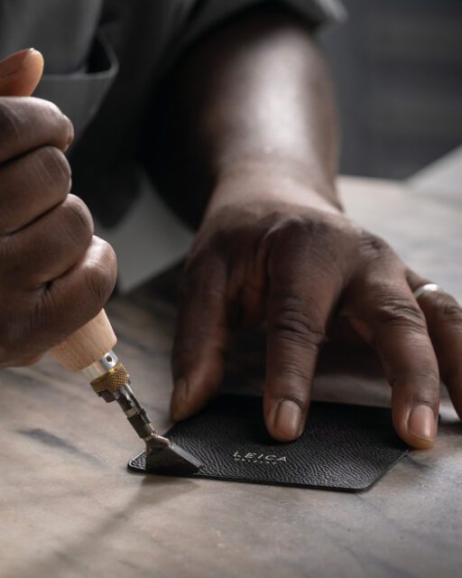 Wuger dokumentiert präzise Handarbeit beim Prägen von Leder für die Leica Small Leather Goods Kollektion