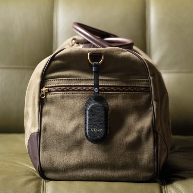 Wuger inszeniert Gepäckanhänger aus Leder an Reisetasche als Teil einer hochwertigen Markenlaunch Kampagne