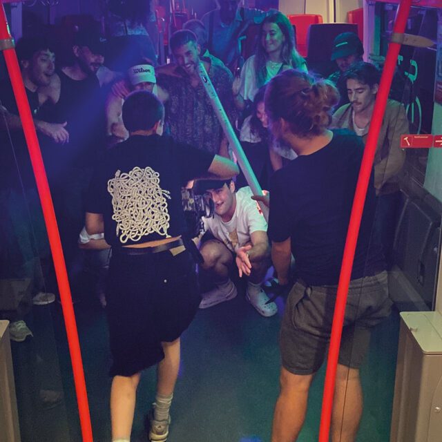 Musikvideoaufnahme für die Nacht-S-Bahn Kampagne. Professioneller Musikvideo Dreh in der Nacht-S-Bahn für eine 360° Kampagne zur Gen Z Ansprache mit Influencer Kooperation