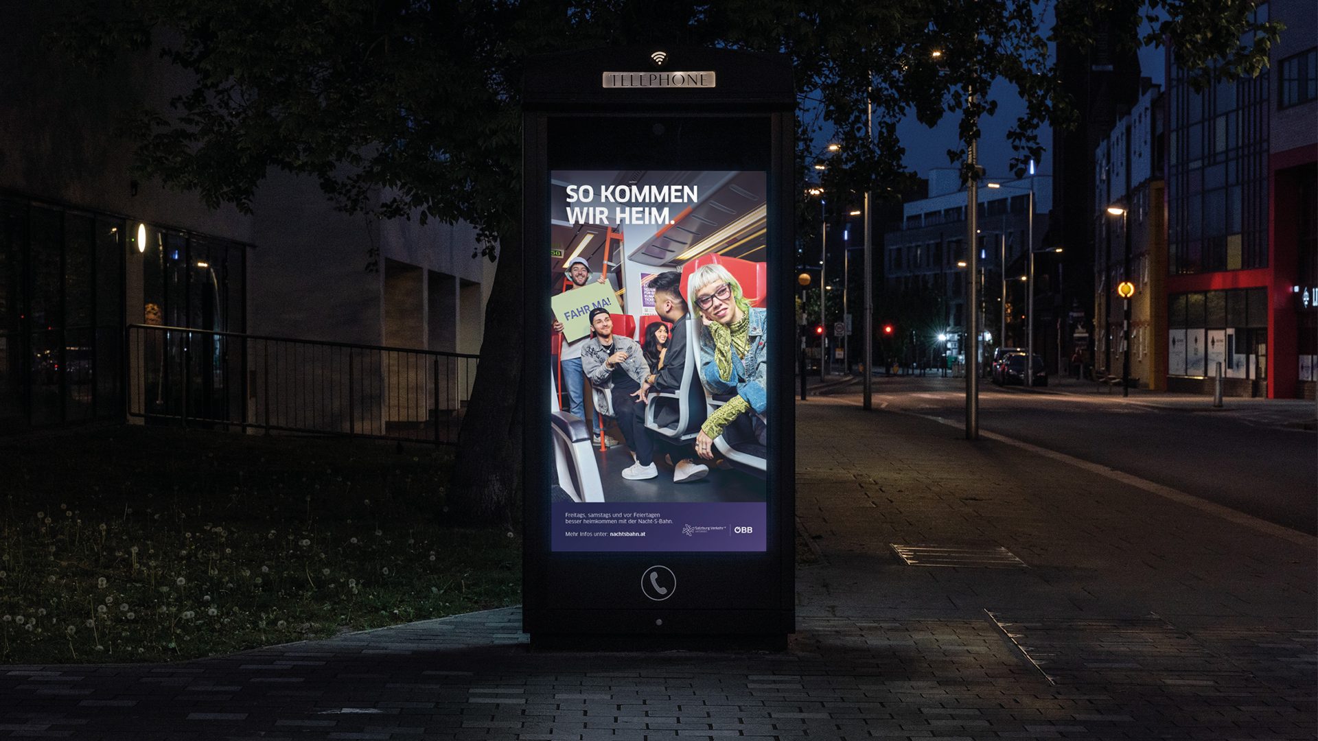 Wenn die Nacht zum Leuchten gebracht wird und großflächige Außenwerbung die Zielgruppe direkt in ihrem Lebensraum abholt. Von Wuger gestaltetes OOH Mockup einer City Light Säule bei Nacht in der Stadt für die 360° Kampagne