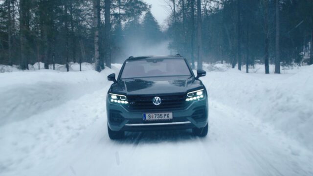 Wuger inszeniert Auto im verschneiten Wald, um die Kraft im Werbespot zu zeigen