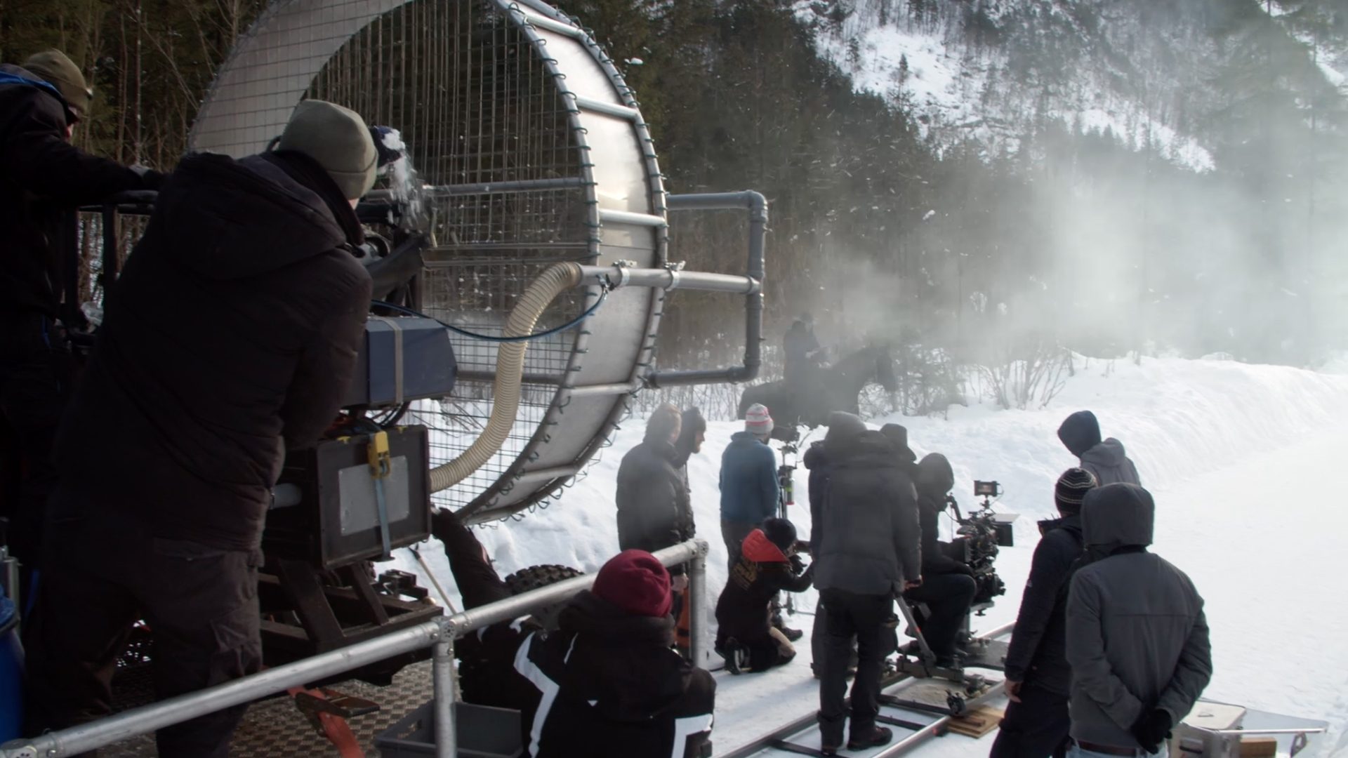 Große Filmcrew realisiert Werbespot mit Spezialeffekten bei Winterdreh