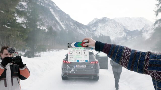 Wuger Filmcrew Mitglied hält Klappe vor Kamera für Werbespot