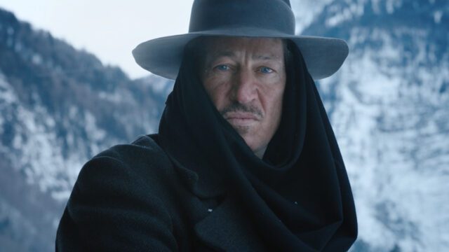 Filmstill aus bildgewaltigem Werbespot von Wuger zeigt Tobias Moretti in winterlicher Berglandschaft inszeniert