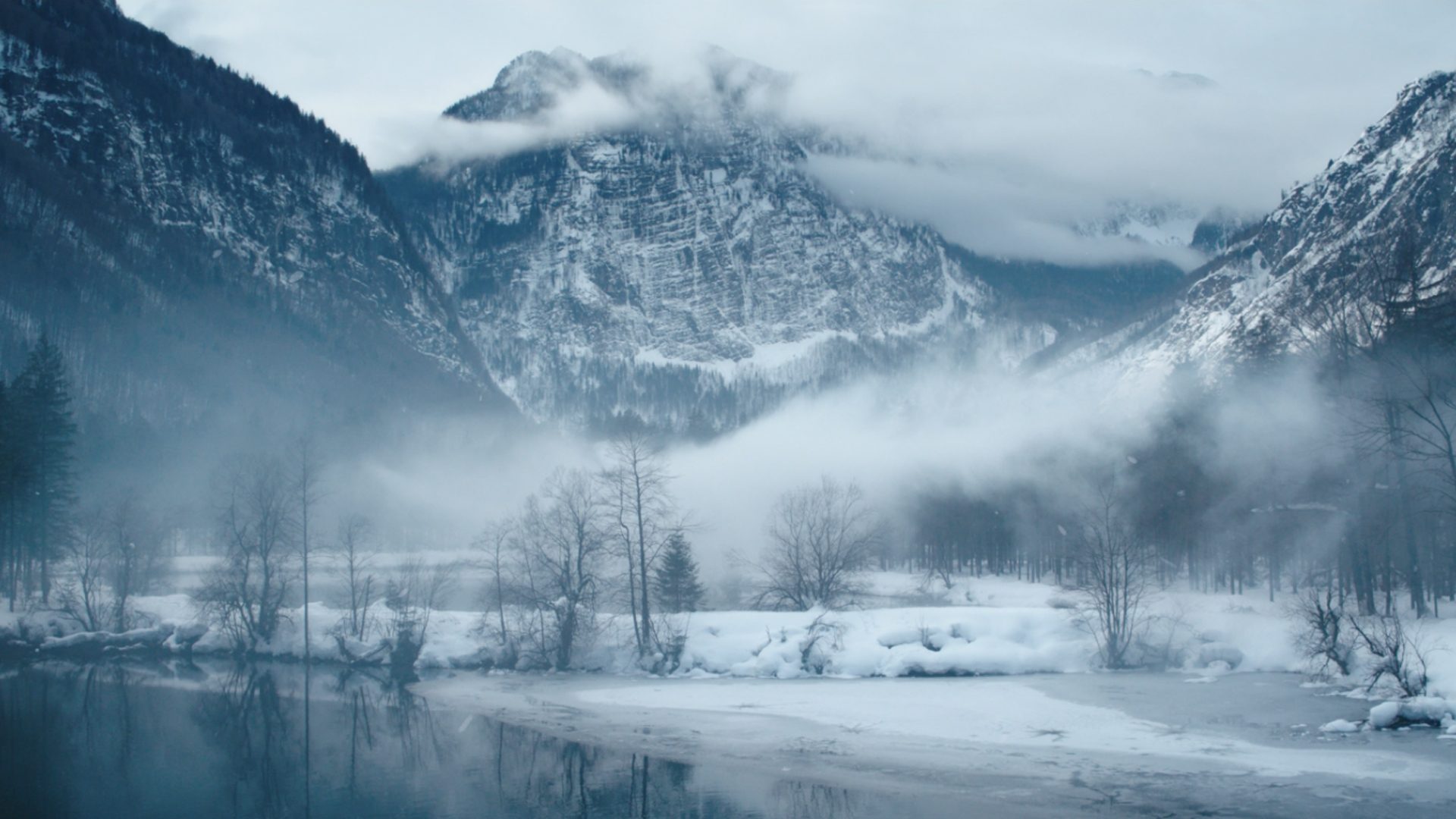 Winterliche Alpenlandschaft mit Nebel, Schnee und Bergen als filmische Naturkulisse eines Wuger Werbespots