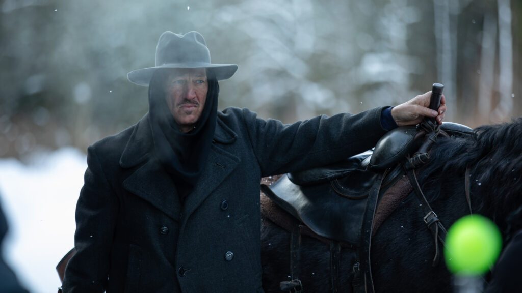 Hauptdarstellen mit Pferd in Winterlandschaft für bewegendes Storytelling
