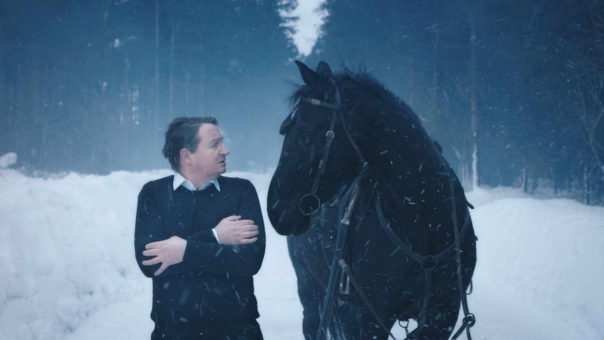 Darsteller und Pferd schauen zueinander in Winterlandschaft für Storytelling in Werbefilm