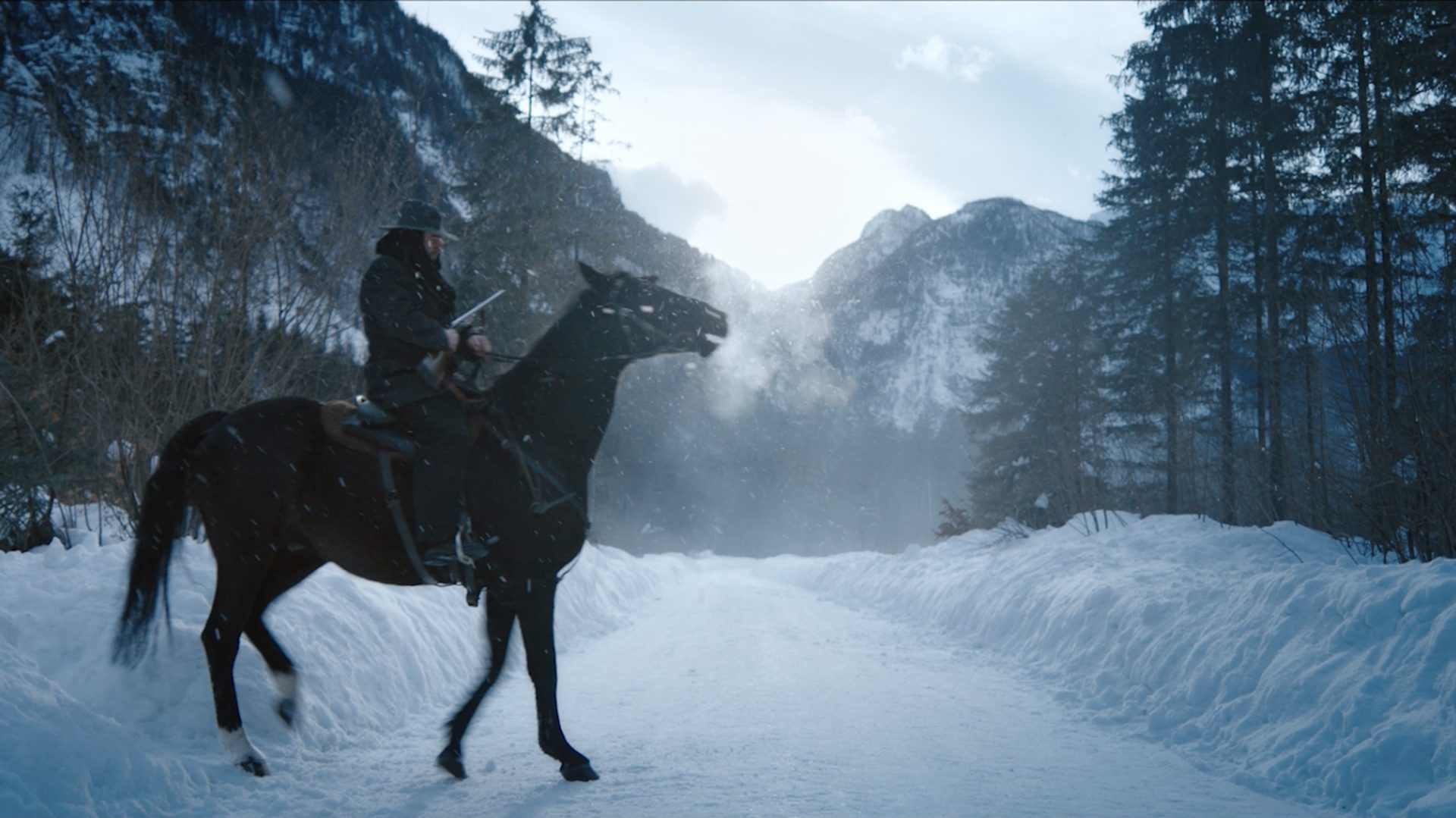 Reiter auf Pferd in verschneiter Winterlandschaft für Werbefilm von Wuger
