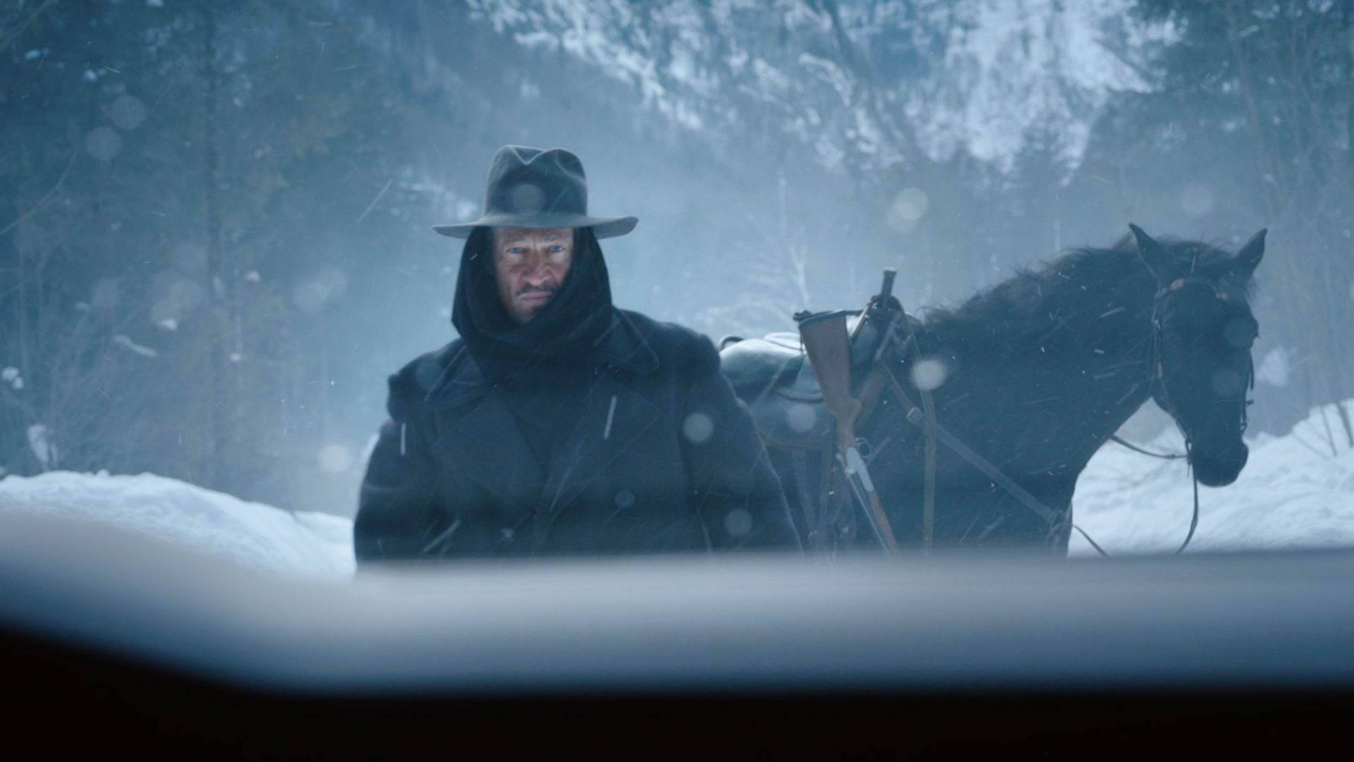 Blick aus Auto auf Reiter mit Pferd im Winter in High End Werbefilm