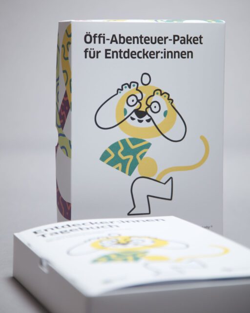 Wuger verdichtet Lerninhalte, Illustration und Spiel zu einer klaren Erlebnisform, die Neugier von Anfang an weckt. Foto zeigt das Öffi-Abenteuer-Paket als gestaltete Lernbox, die Wuger für Event Marketing umgesetzt hat