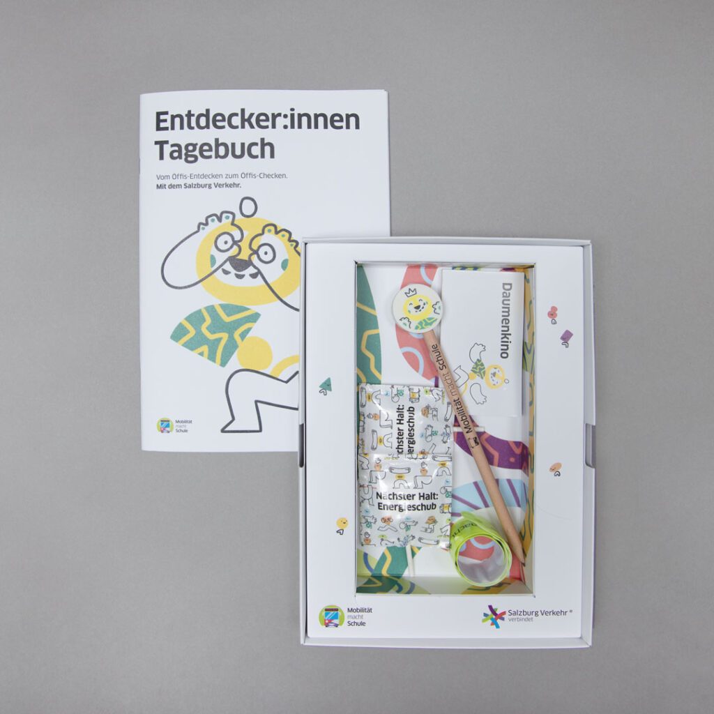 Die Lernbox bündelt bekannte Schulmaterialien und macht Mobilitätserziehung als durchgängiges Erlebnis greifbar. Foto zeigt Lernbox mit Entdeckertagebuch und Materialien, die Wuger für Event Marketing gestaltet hat