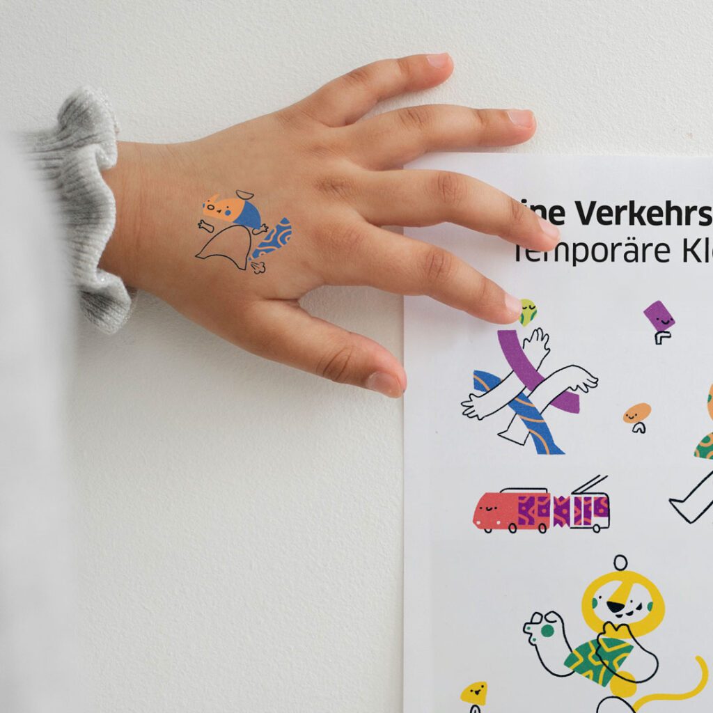 Klebetattoos übertragen das Markenerlebnis direkt in den Alltag der Kinder und fördern spielerische Identifikation. Foto zeigt ein Kinderhand-Klebetattoo aus der Brand Activation, das Wuger für spielerisches Event Marketing gestaltet hat