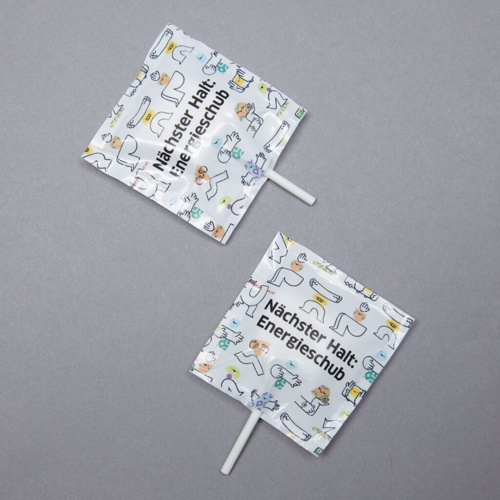 Wuger nutzt haptische Give-aways, um Mobilitätserziehung positiv aufzuladen und kindgerecht zu verankern Foto zeigt gestaltete Lollys als Give-away, mit denen Wuger Event Marketing für Kinder spielerisch aktiviert