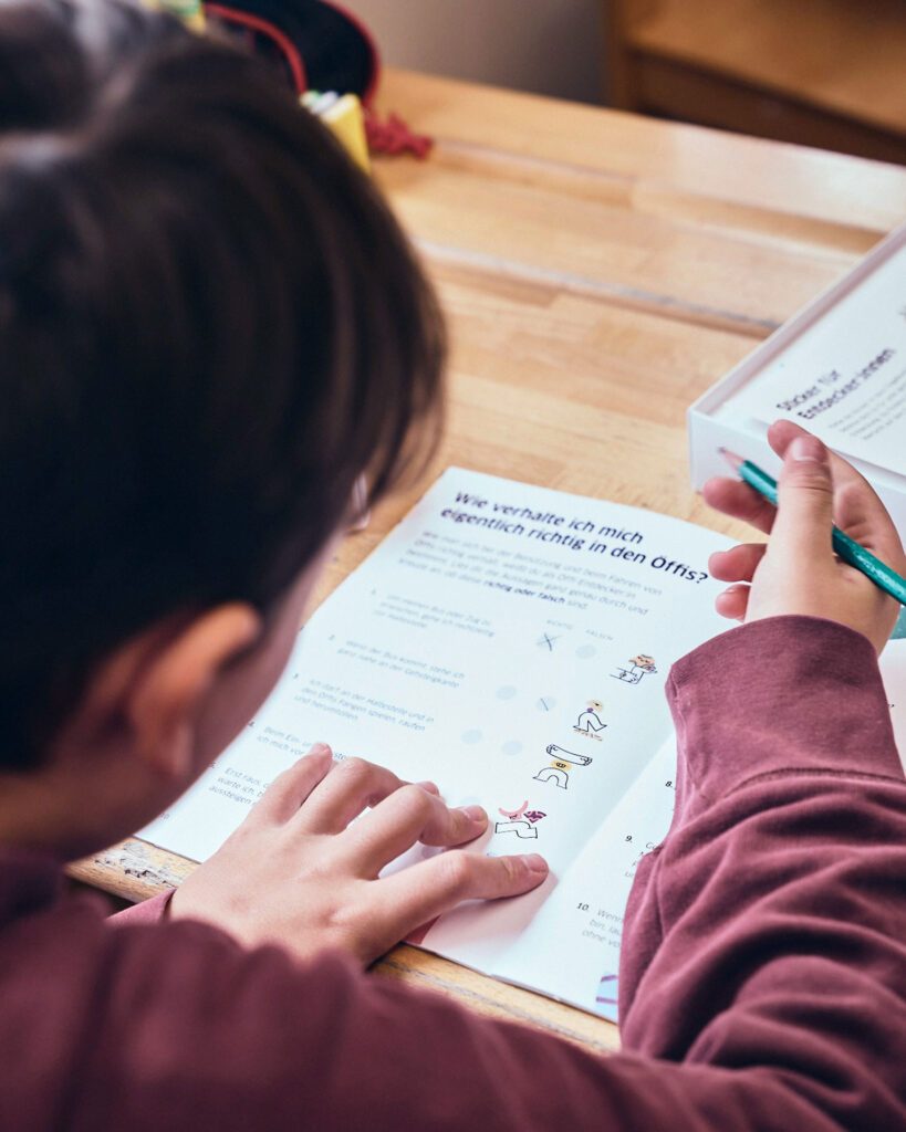 Wuger macht Mobilitätserziehung individuell erlebbar und übersetzt komplexe Regeln in verständliche Lernmomente Foto zeigt ein Schulkind beim spielerischen Bearbeiten einer Aufgabe, die Wuger im Rahmen von Event Marketing entwickelt hat