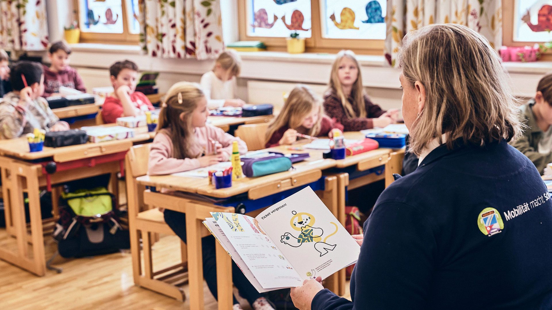Wuger bringt Mobilitätserziehung direkt ins Klassenzimmer und verankert Inhalte über gemeinsames Erleben. Foto zeigt eine Schulklasse im Unterricht, in dem SVV das Wuger Marketing für Mobilitätserziehung erlebbar macht