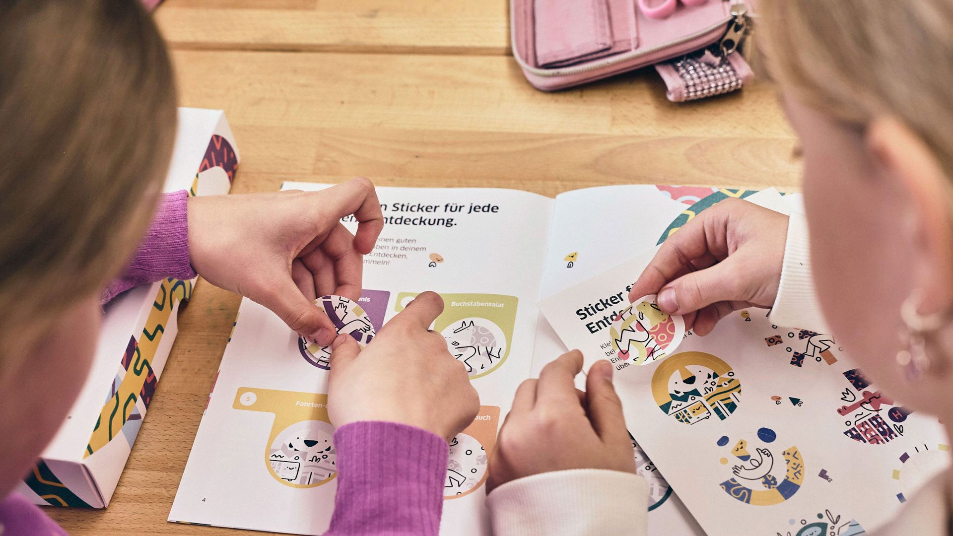 Gemeinsames Arbeiten im Unterricht verankert Mobilitätserziehung spielerisch und macht Lernen zum Erlebnis. Foto zeigt Kinder im Unterricht beim Arbeiten mit Stickern, die Wuger im Rahmen von Event Marketing entwickelt hat