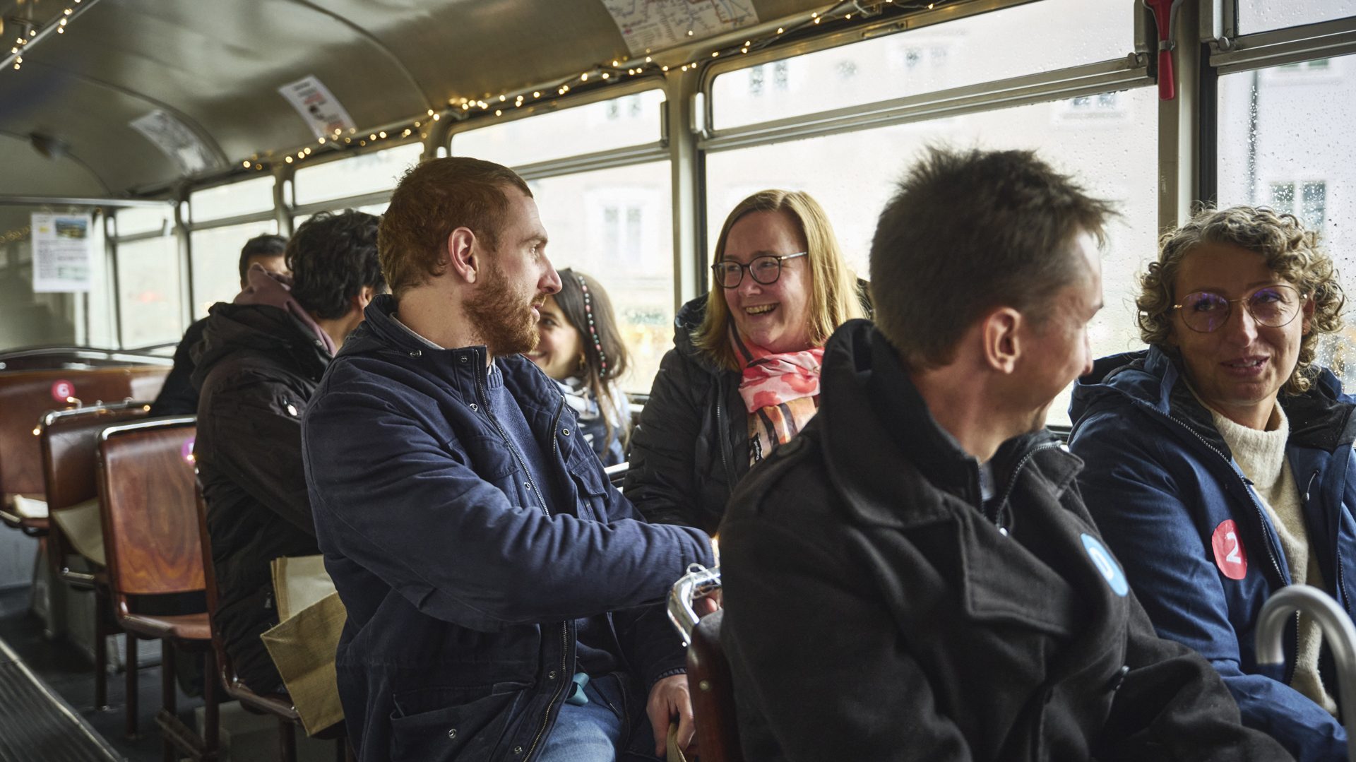 Ein mobiles Speeddating schafft echte Begegnungen und macht Event Marketing unmittelbar erlebbar. Teilnehmende im Bus beim Speeddating Event als kreative Event Marketing Aktion mit direkter Interaktion und persönlichem Austausch
