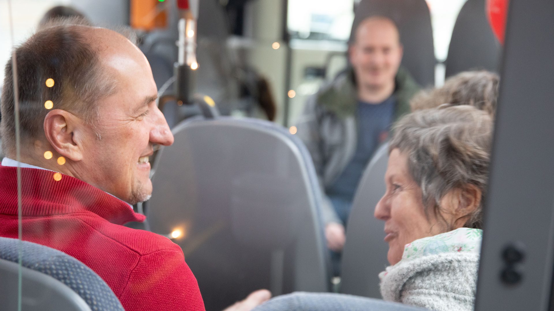 Hier entstehen Verbindungen nicht nur online, sondern im echten Leben. Teilnehmende eines Speeddating Events kommen während einer gemeinsamen Busfahrt ins Gespräch