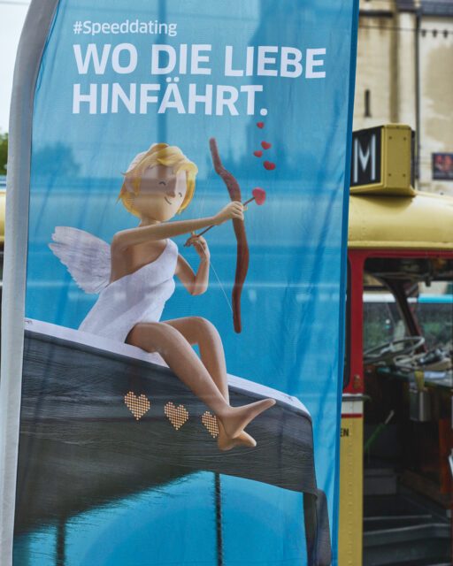 Ein Eventkonzept, das Bewegung nutzt statt Bühnen zu bauen. Die Idee wird sichtbar im Stadtraum, transportiert Emotion und macht aus Mobilität eine Plattform für Begegnung und Markenerlebnis. Wuger Event Marketing Agentur realisiert emotionale Eventkampagne mit 3D Visual und Bus als mobile Eventfläche