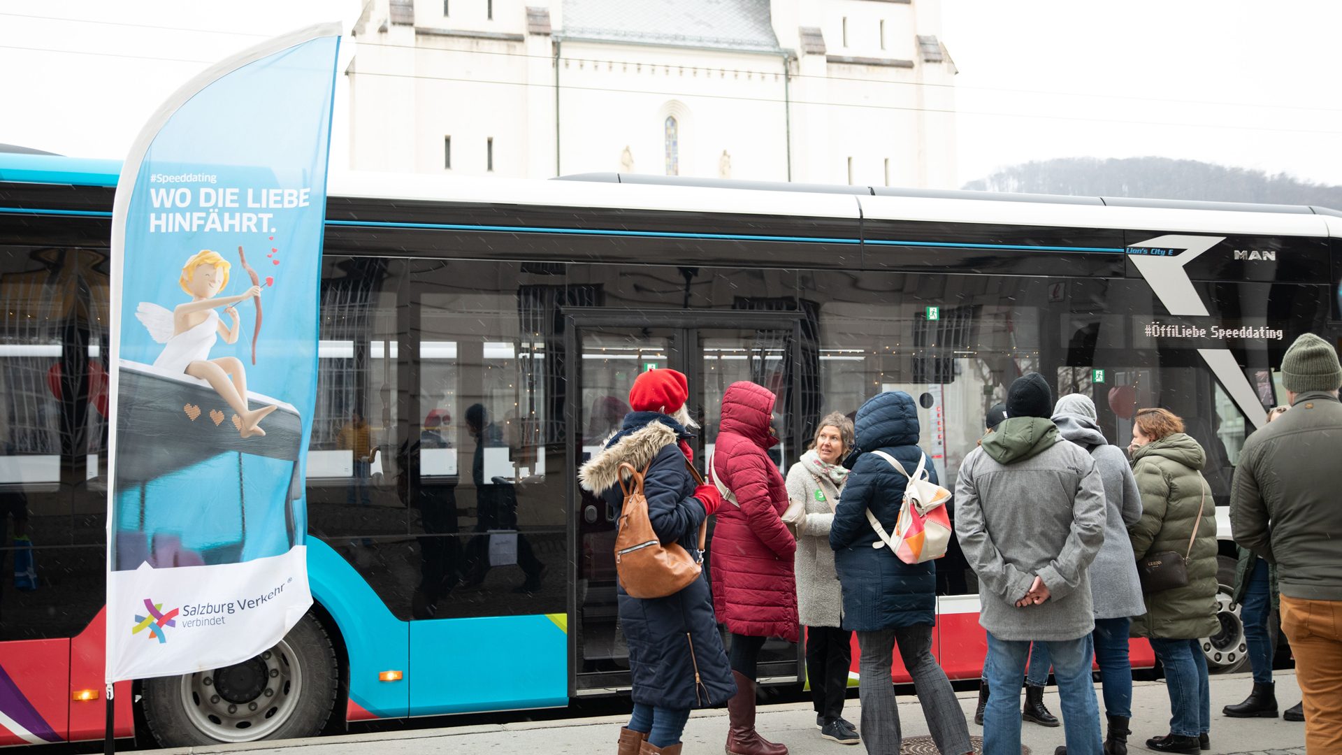 Von Gespannten und Wartenden zu sich Begegnenden - Wuger verbindet Menschen. Teilnehmende eines Speeddating Events versammeln sich an einem Bus, der als mobile Location für das Kennenlernen dient