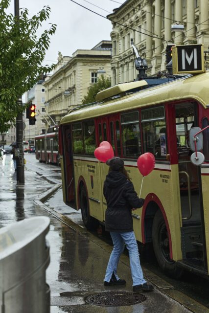 Die Liebe steckt bei Wuger bereits in der Vorbereitung. Vorbereitung von Wuger des Speeddating Events mit Luftballons an einem historischen Bus im urbanen Raum