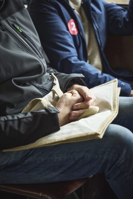 Das beste an einer Kampagne ist immer die Begegnung mit echten Menschen. Teilnehmende sitzen im Bus während eines Speeddating Events als Teil einer kreativen Event Marketing Kampagne