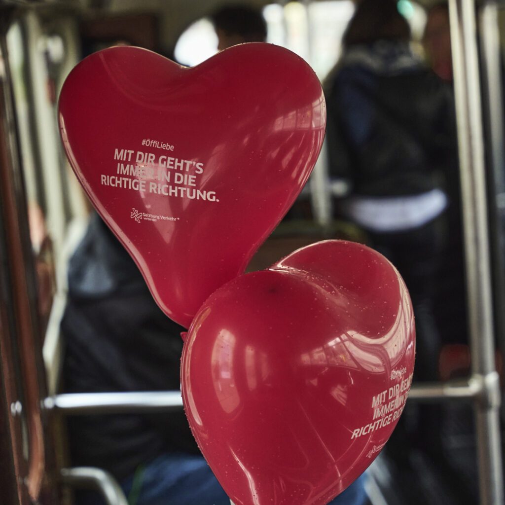 Es sind die kleinen Details, die das Event zu einem Ort für echte Gefühle machen. Rote herzförmige Luftballons im Businnenraum als Dekoration eines romantischen Speeddating Events
