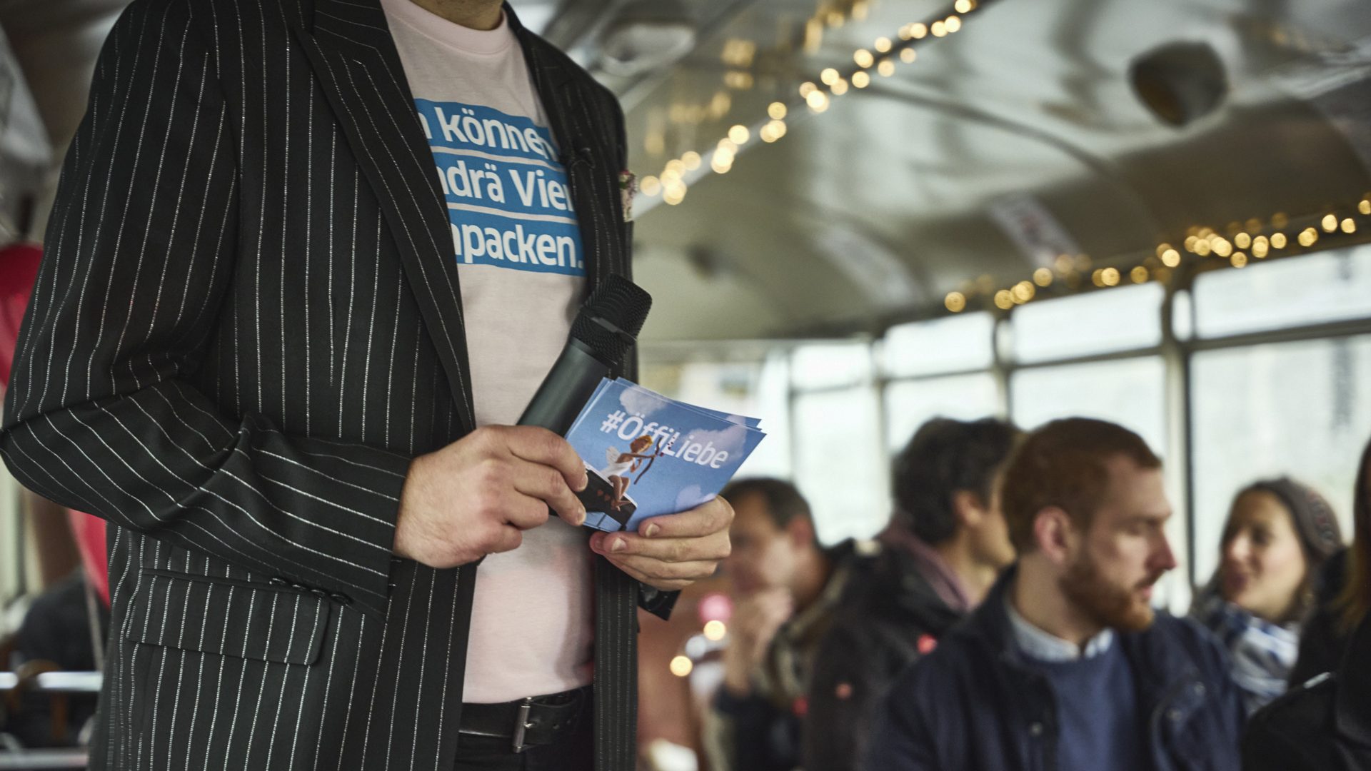 Ein professionell moderiertes Live-Format macht das Event noch aufregender. Moderator führt durch das Speeddating im Bus als interaktive Event Marketing Inszenierung mit direkter Publikumsansprache