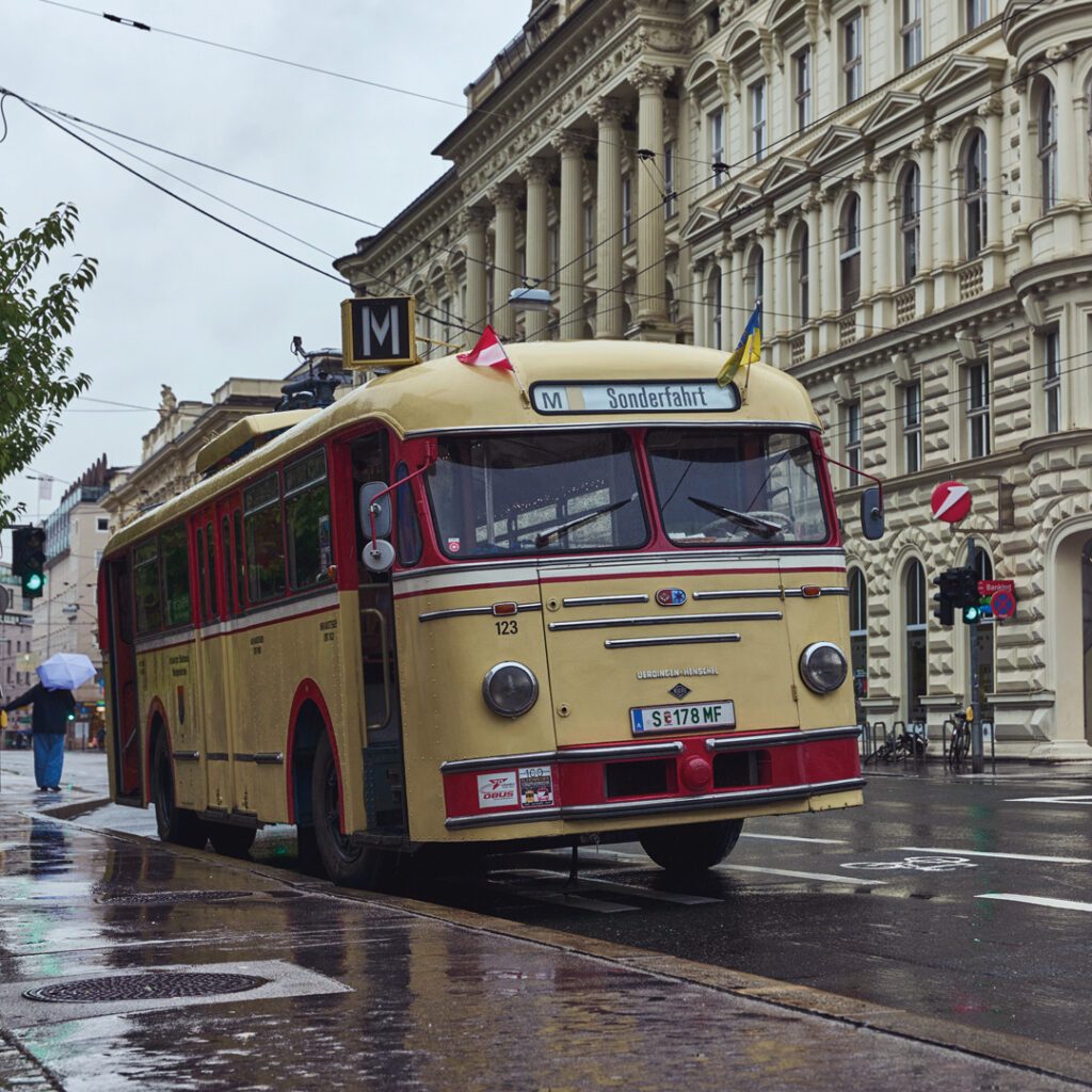 Ein außergewöhnliches Event braucht eine außergewöhnliche Location. Wuger Speeddating Event in historischem Bus für einen Besonderen Rahmen und Experience