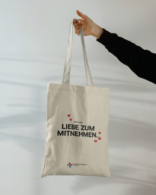 Merchandise wird hier zum Träger der Idee und verlängert das Event in den Alltag der Menschen, indem es die Markenbotschaft sichtbar weiterträgt. Wuger Event Marketing Merchandise Stofftasche mit Botschaft zum Mitnehmen und nachhaltiger Community Bindung